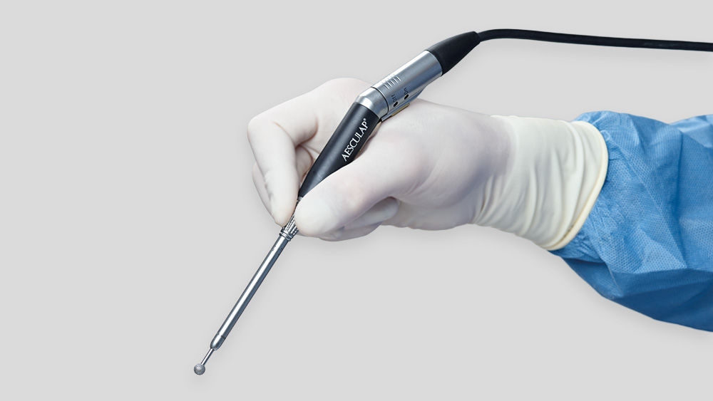 The ELAN 4 handpiece being used by a veterinarian.