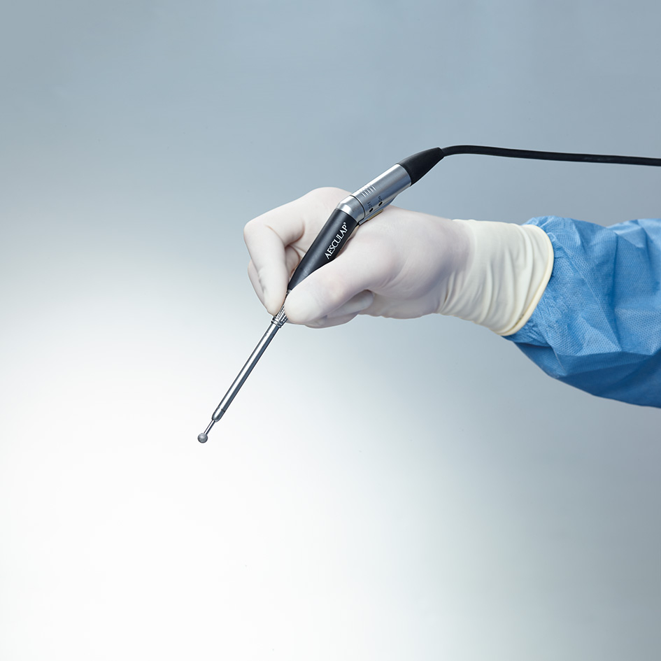 The ELAN 4 handpiece being used by a veterinarian.